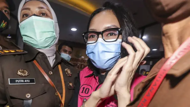 Tersangka kasus suap pengurusan pengajuan fatwa bebas Mahkamah Agung (MA) untuk membebaskan Djoko Tjandra, Pinangki Sirna Malasari berjalan usai menjalani pemeriksaan di gedung Bundar, Kejaksaan Agung, Jakarta, Rabu (02/09)