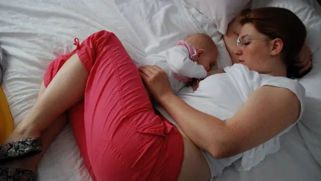 Немовля і мама