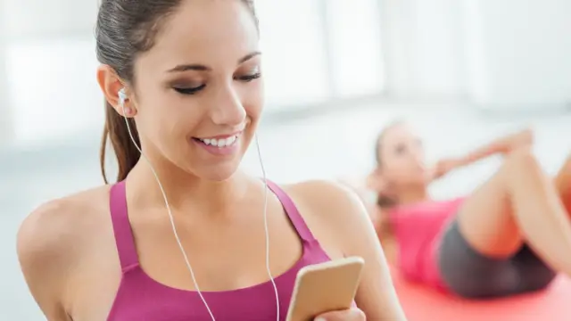 chica usando auriculares