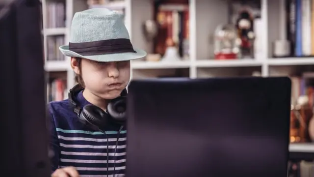 hacker adolescente con un sombrero