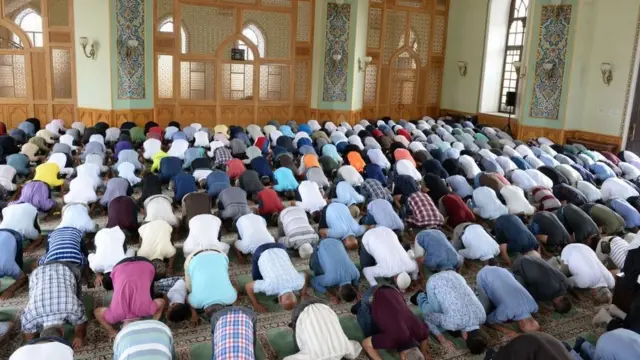 Məsciddə namaz qılınır