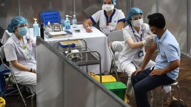 Tính tới 19/8, tổng số liều vaccine đã được tiêm toàn quốc là là 15.922.537 liều, trong đó tiêm 1 mũi là 14.359.868 liều, tiêm mũi 2 là 1.562.669 liều, theo Bộ Y tế Việt Nam.