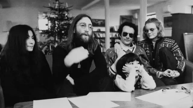 Lennon và Ono đã tổ chức một cuộc họp báo trong thời gian họ ở miền bắc Đan Mạch