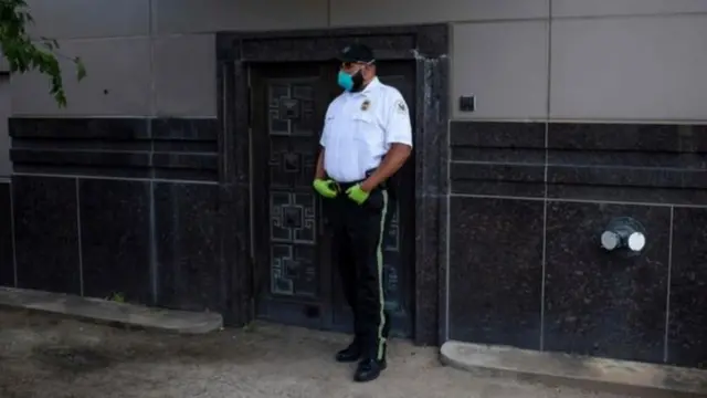 Ushinzwe umutekano muri Amerika acunze inyubako yahoze ari ibiro by'uhagarariye Ubushinwa i Houston ejo ku wa gatanu nyuma ya saa sita