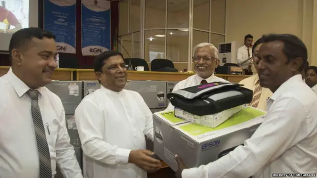 අමාත්‍ය වජිර අබේවර්ධන ඒ අදහස් පළ කළේ ගාල්ලේ ග්‍රාම නිලධාරීන් පිරිසකට ටැබ් යන්ත්‍ර ලබාදීමේ උත්සවයක් අමතමිනි