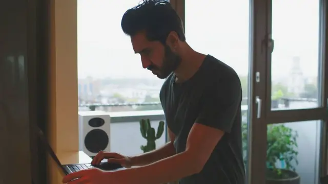 مبین اظهر، خبرنگار بی‌بی‌سی در رابطه با دلیل پیوستن مردان جوان به داعش و آنچه بر سرشان آمده تحقیق می‌کند