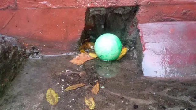 आंगन में पड़ा एहतिशाम का गेंद