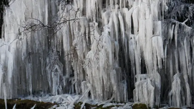 شلال متجمد.