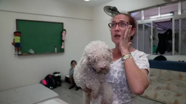 Roselaine da Silva segurando um cachorrobf esportes betfairigreja onde está abrigada