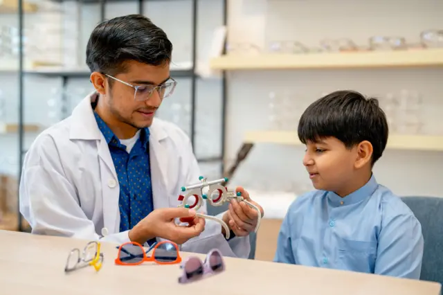 लहान मुलगा डोळ्यांची तपासणी सुरू असताना