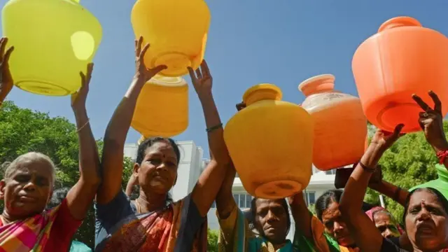 'குழந்தைகளை பள்ளிக்கு அனுப்ப தவிக்கும் பெற்றோர்'