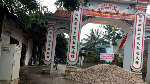 Cổng làng Hoành, xã Đồng Tâm, huyện Mỹ Đức, Hà Nôi. Ảnh chụp ngày 18/4/2017.
