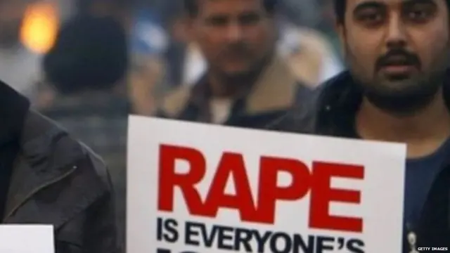 फलक घेतलेली व्यक्ती