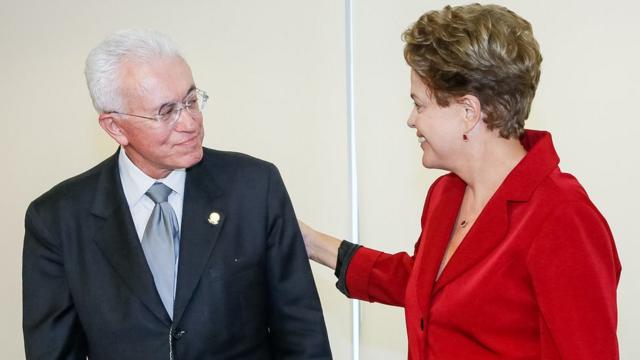 Mangabeira ao lado de Dilma Rousseff
