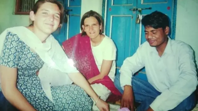 உதய்பூரில் ஒரு கிராமத்தில் சகோதரி அன்னே டஃபலோவுடன் எஸ்தர் டஃபலோ