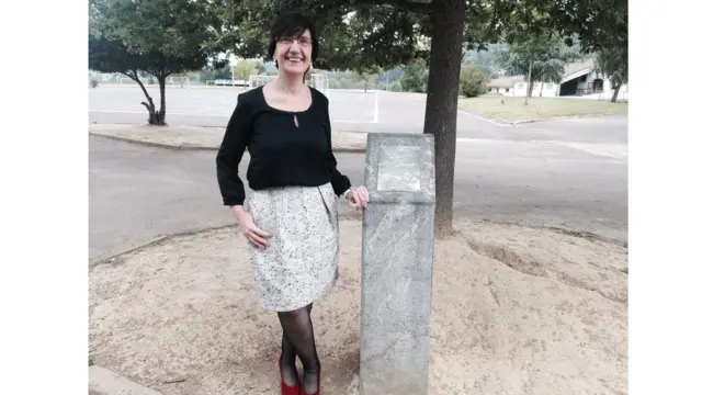 Maritere Ojanguren, directora de Lauxeta Ikastola, junto al árbol de Gernika.