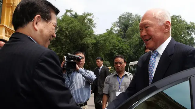 Ông Lý Quang Diệu thăm Việt Nam, gặp Chủ tịch Việt Nam Nguyễn Minh Triết ở Hà Nội ngày 16/4/2009