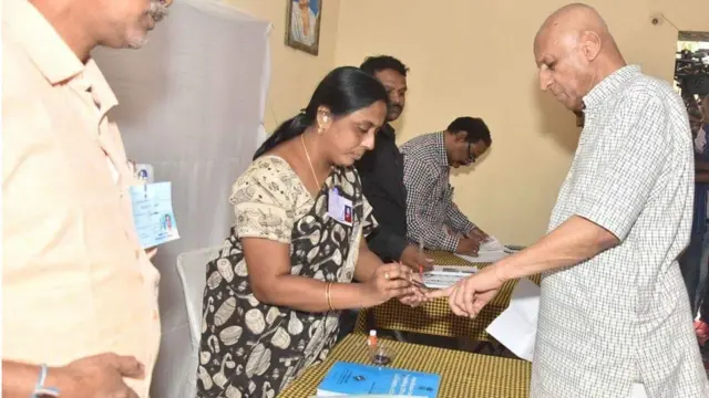 ఓటేస్తున్న గవర్నర్