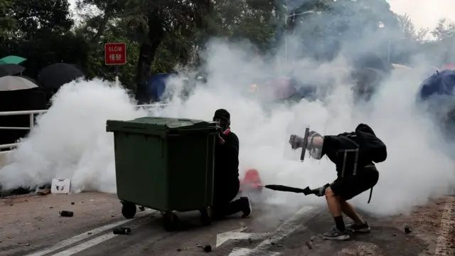 ผู้ประท้วงหลบแก๊สน้ำตา