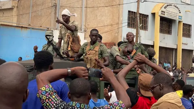 Les soldats dans les rues