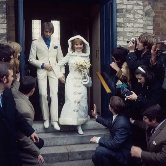 Lulu y Maurice Gibb, de los Bee Gees, en su boda, en 1969.