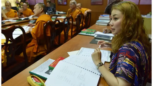 พันช์ นั่งจดบันทึกในห้องเรียน