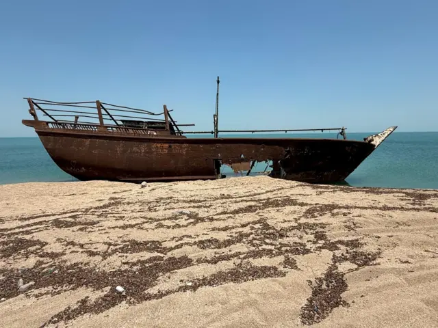 سفينة على شاطئ جزيرة فيلكا الكويتية 