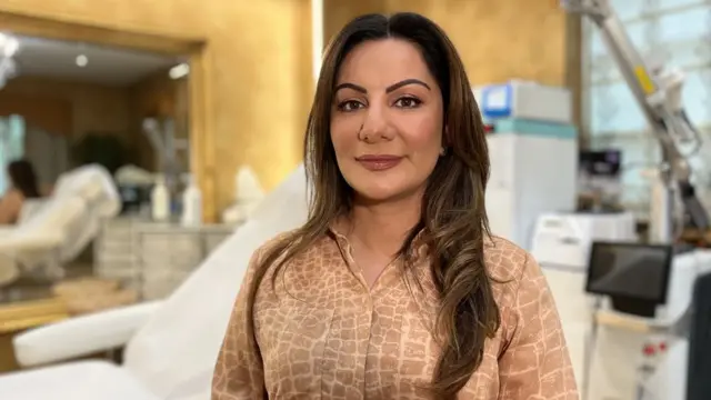دکتر راجا روزانه به درمان شمار زیادی از مراجعه‌کنندگانی می‌پردازد که پس از عمل‌های ناموفق زیبایی به کلینیک زیبایی او مراجعه می‌کنند. او این وضعیت را «واقعاً ناراحت کننده » توصیف می‌کند