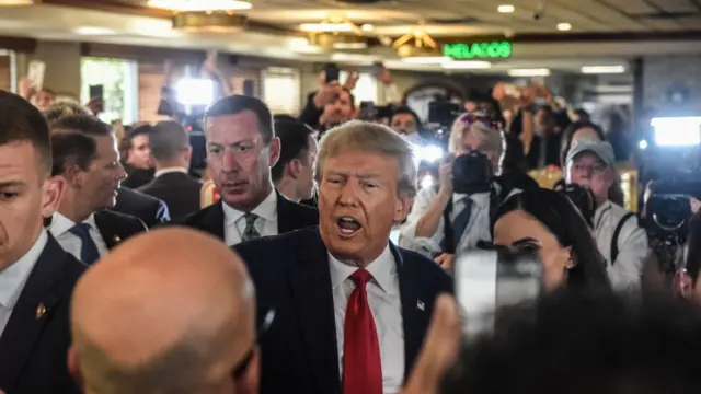 Trump visitó el conocido restaurante cubano Versailles en Miami después de asistir a los tribunales.