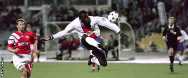 George Weah wakati alipokuwa akiichezea PSG
