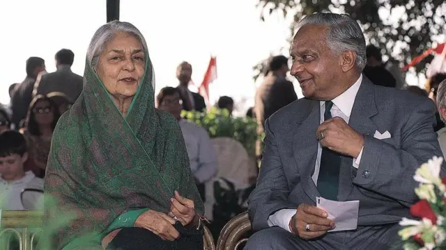 महारानी गायत्री देवी अपने बेटे कर्नल भवानी सिंह के साथ