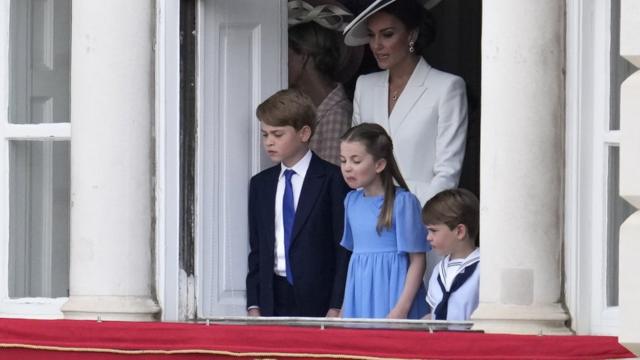 A duquesa de Cambridge, o príncipe George, a princesa Charlotte e o príncipe Louis