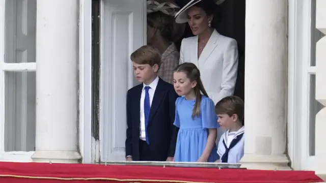 A duquesa de Cambridge, o príncipe George, a princesa Charlotte e o príncipe Louis