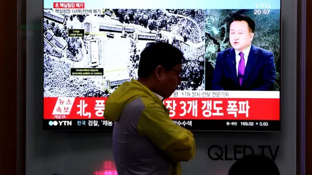 تلفزيون في كوريا الجنوبية في سيول يبث نبأ تدمير أنفاق في موقع إجراء التجارب