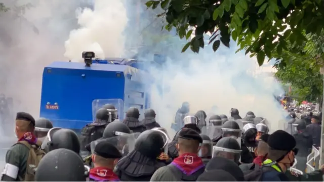 รถฉีดน้ำท่ามกลางพลุควัน