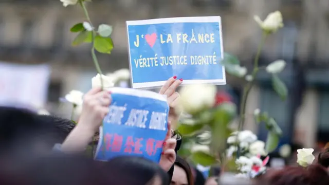 巴黎共和国广场悼念刘少尧集会现场一名女子举起“我爱法国，真相、公正、尊严”标语牌（2/4/2017）