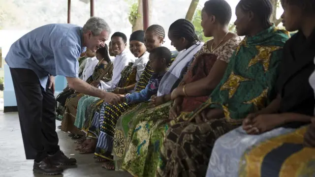 Aliyekuwa rais wa Marekani akiwasalimia wanawake wajawazito hospitali ya wilaya ya Meru alopofanya ziara nchini Tanzania mwaka 2008