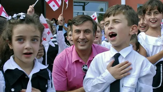 छात्रों के साथ साकाशविली