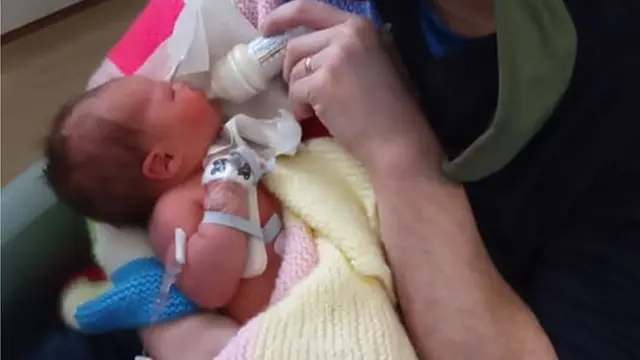 줄리아는 몸무게 3.4kg로 건강하게 태어났다