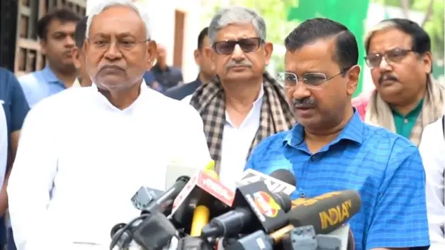 नीतीश कुमार ने दिल्ली में अरविंद केजरीवाल से मुलाक़ात की है