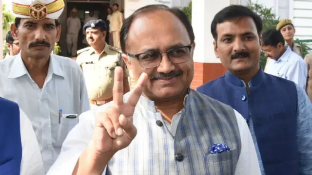 சித்தார்த் நாத் சிங் (நடுவில்). கோப்புப்படம்