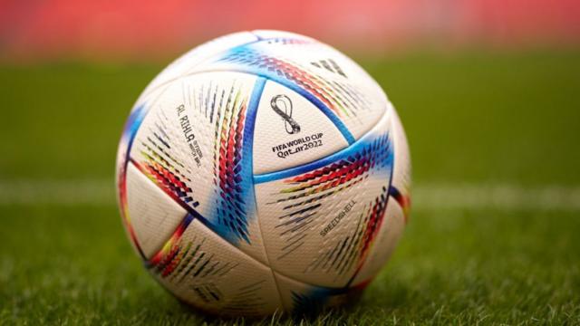 Bola da Copa do Catar 2022 em campo de futebol