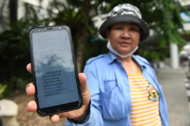 ผู้ที่ถูกปฏิเสธสิทธิการรับการเยียวยา 5,000 บาทจากรัฐบาลแสดงข้อความแจ้งจาก "เราไม่ทิ้งกัน"