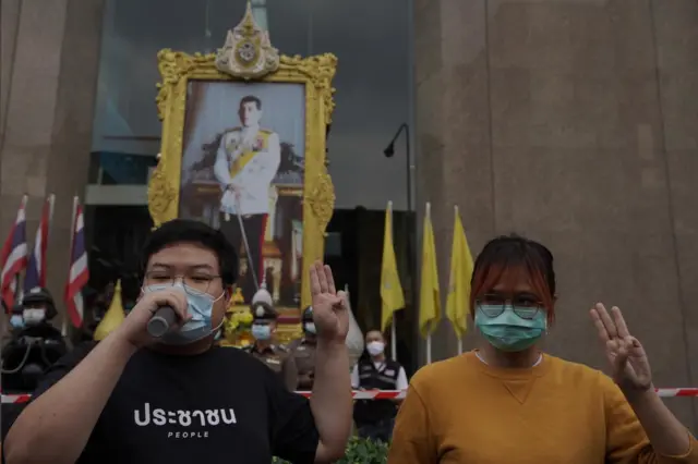 นายพริษฐ์ ชีวารักษ์ แกนนำราษฎร และ นางสาวเบนจา อะปัญ อายุ 21 ปี นักศึกษาธรรมศาสตร์