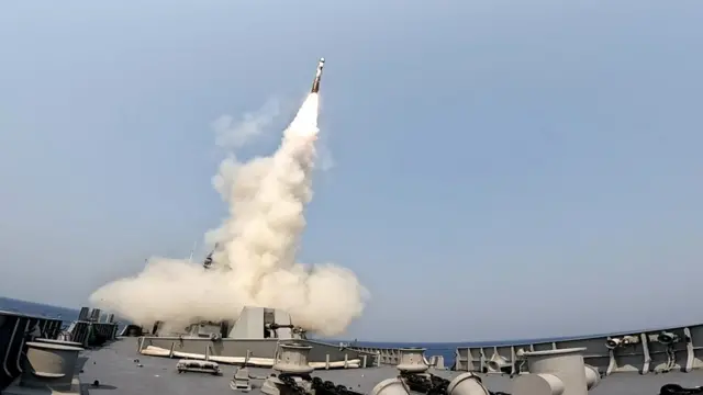 भारतीय नौसेना के एक जहाज से टेस्टिंग के दौरान दागी जाती ब्रह्मोस मिसाइल