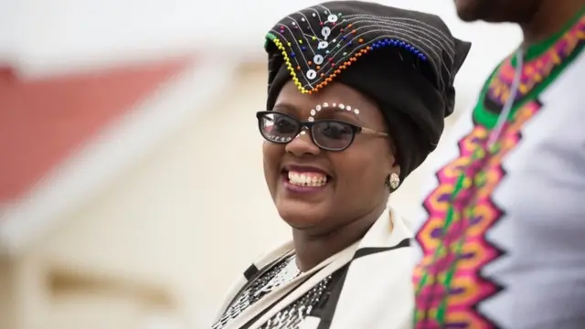 Ita kuwa wannan matar shiga ta yi ta 'yan Xhosa, domin gudanar da bikin ranar masoya inda aka daura mata aure a ranar a tsibirin Robben inda aka taba rufe Nelson Mandela a ranar 14 ga watan Fabrairun 2020.