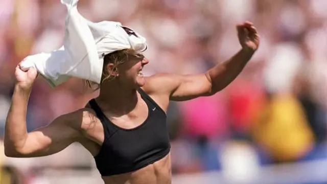 Brandi Chastain, de l'équipe des États-Unis, enlève son maillot pour célébrer le match final contre l'équipe de Chine.