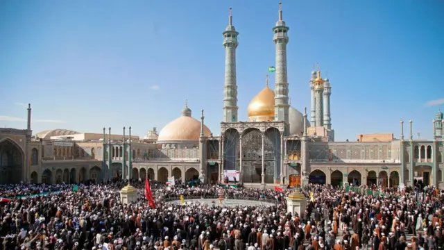 آرامگاه فاطمه معصومه دختر موسی بن جعفر، امام هفتم شیعیان در قم قرار دارد