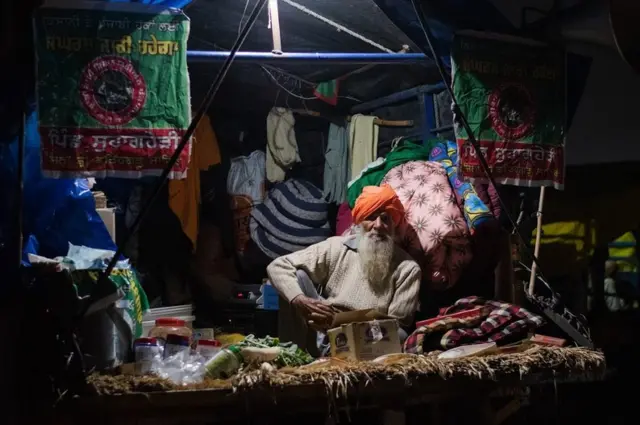 सिंघु बॉर्डर पर प्रदर्शन में शामिल एक किसान