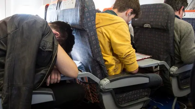 把座椅靠背往后仰